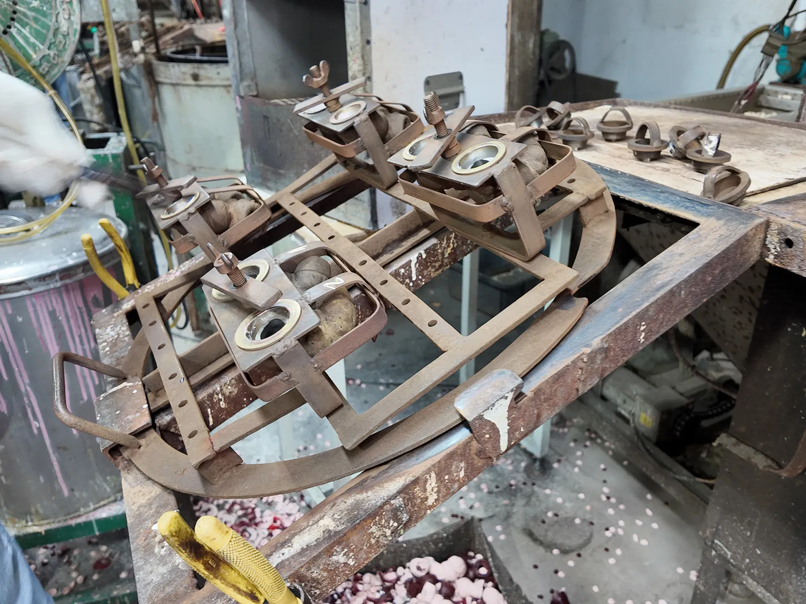 In front of the vinyl oven plate, workers are taking out vinyl toys