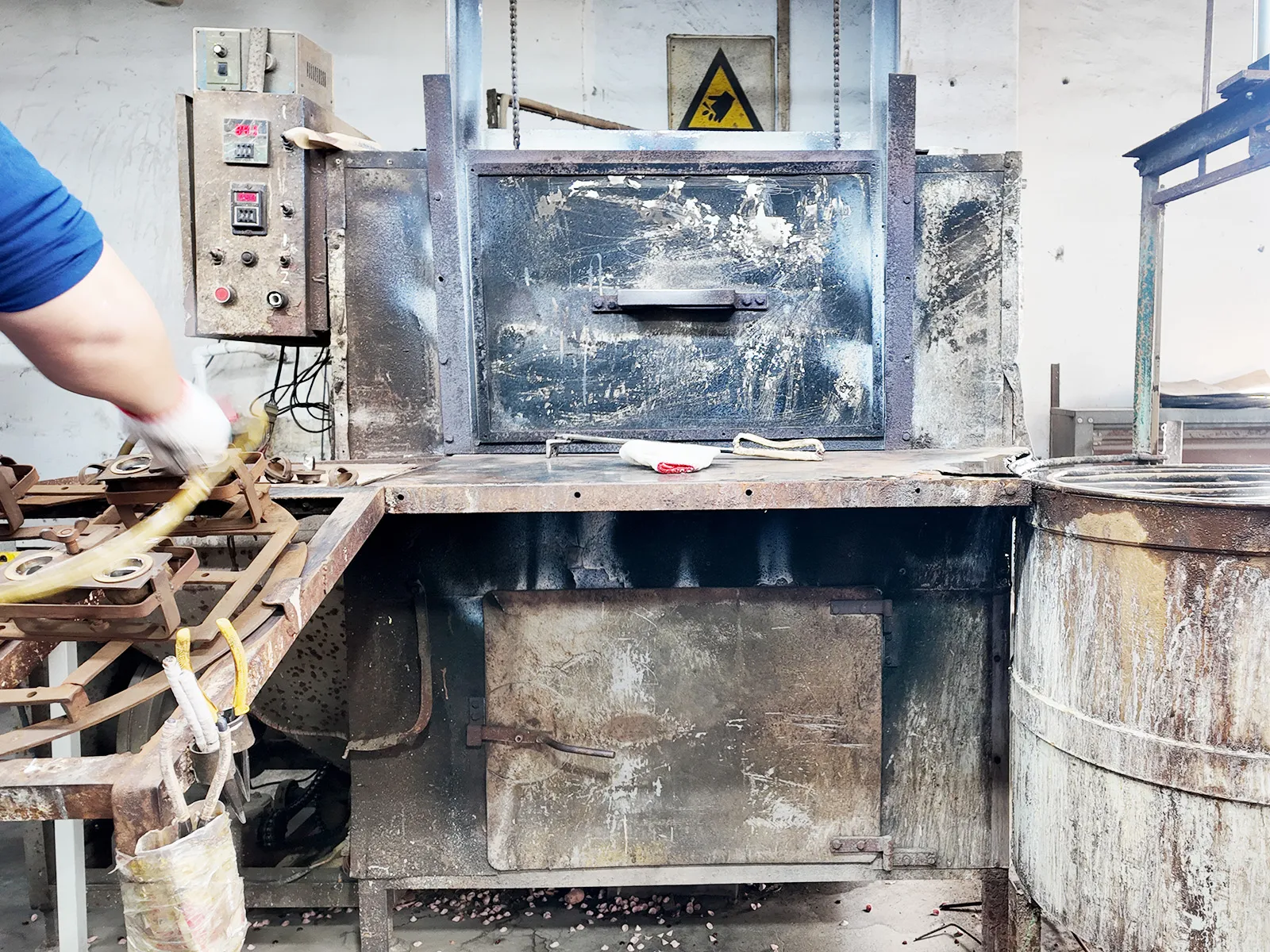 Heating equipment using open flame to heat the vinyl oven plate.