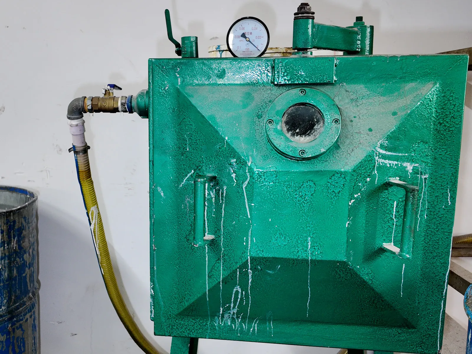 Small vacuum equipment: the vinyl oven is placed inside before vacuum pumping.