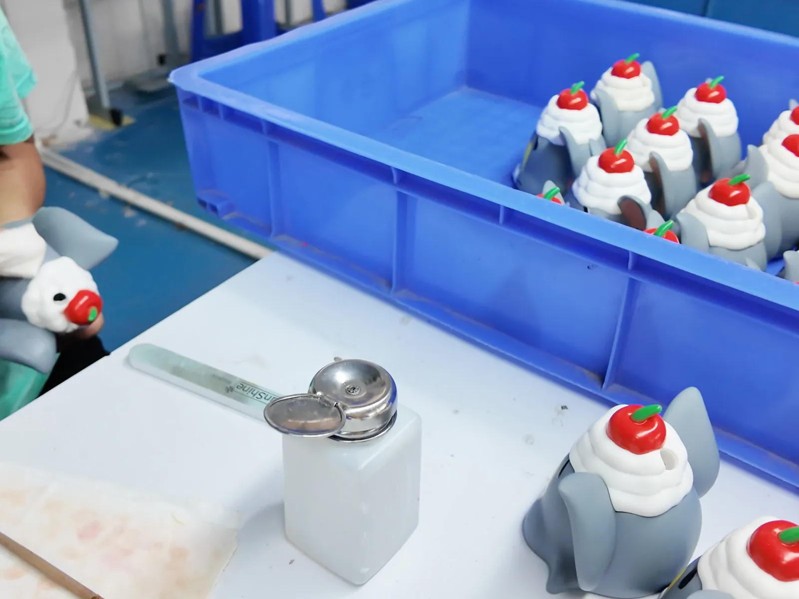 Conduct final inspection before packaging blind box toys