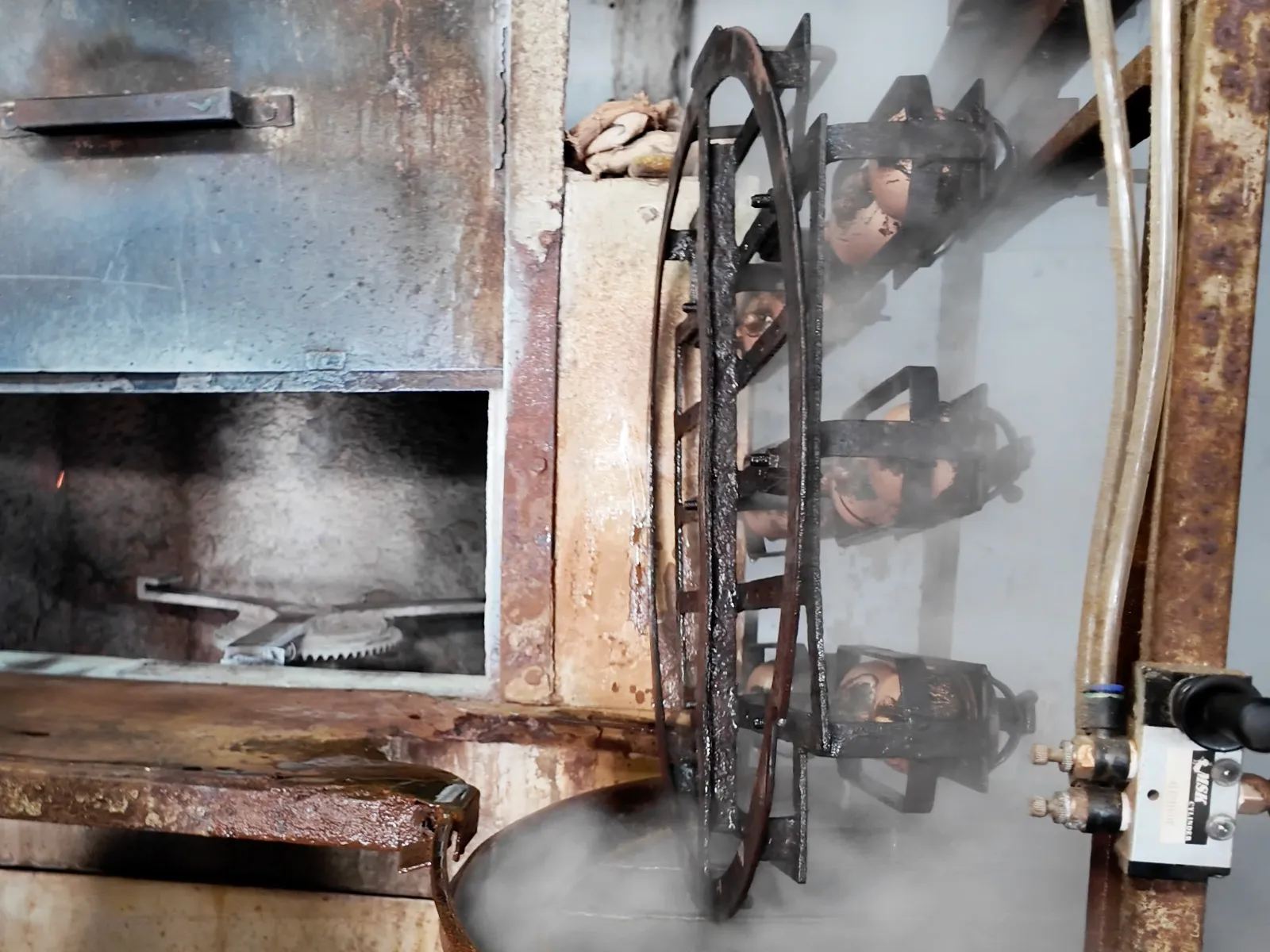 The heated vinyl oven must be fully cooled down. Taking out parts before they are completely formed will result in scrapped products.