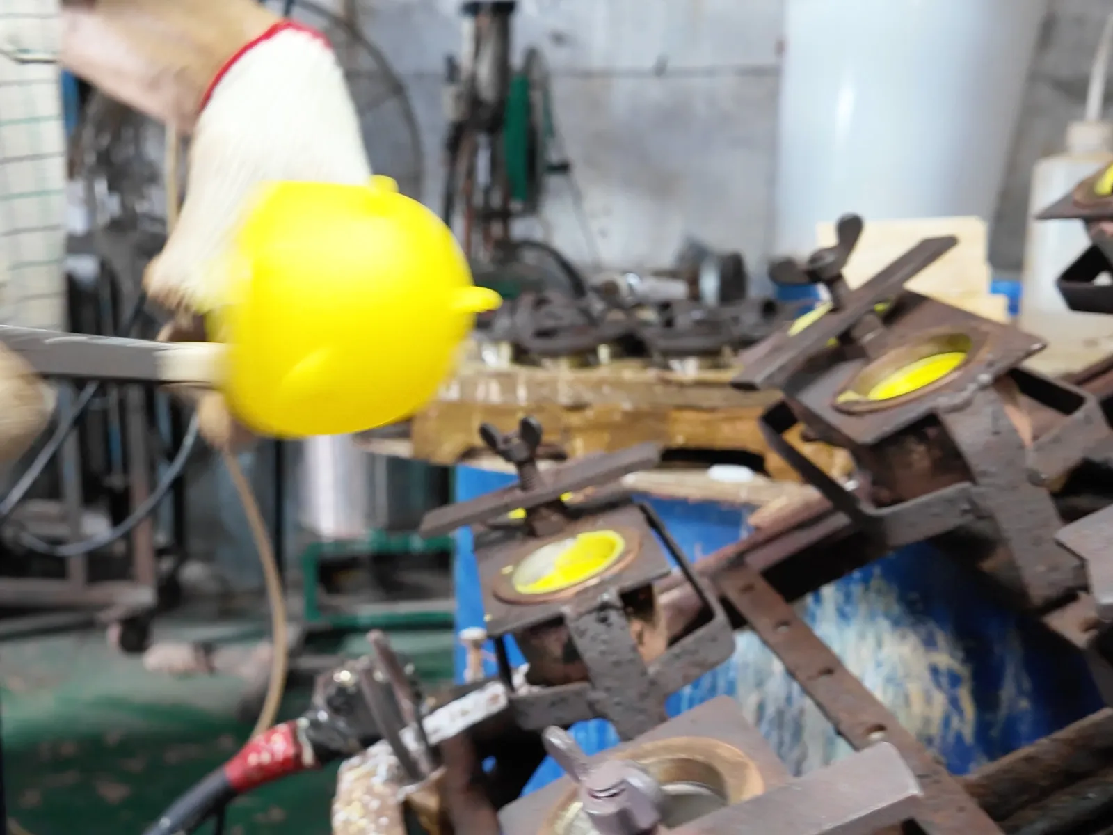 Take out the solidified PVC toy parts from the sofubi mold with proper force, otherwise the toy may be damaged.