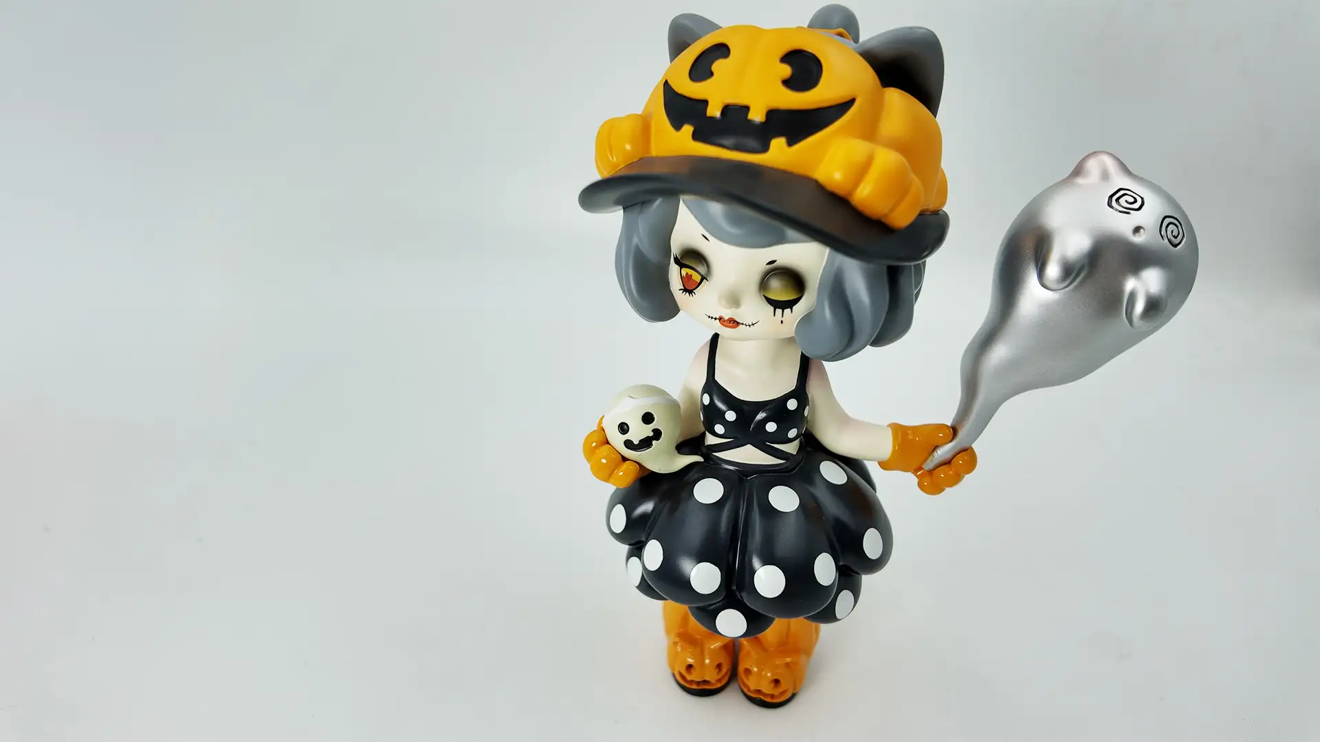 The custom Halloween vinyl figure comes with multiple interchangeable hand parts
