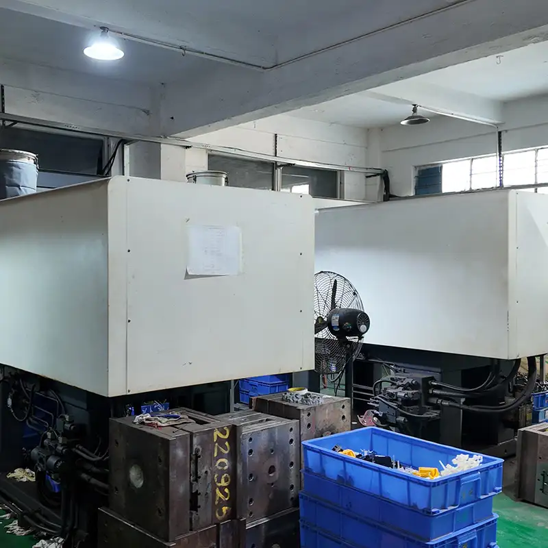 The PVC injection molding machine that is producing toy components