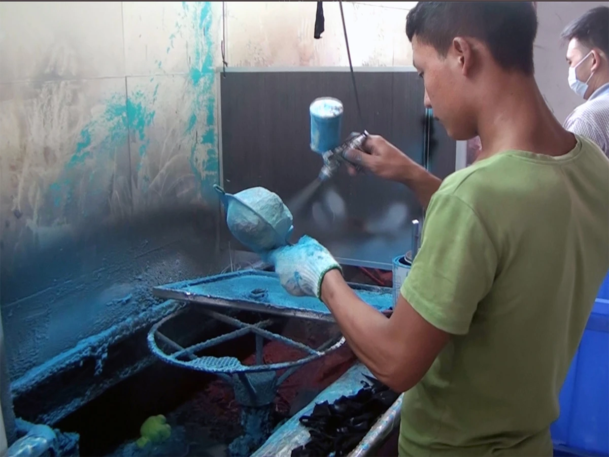 The key parts of the toy need to be painted manually by hand