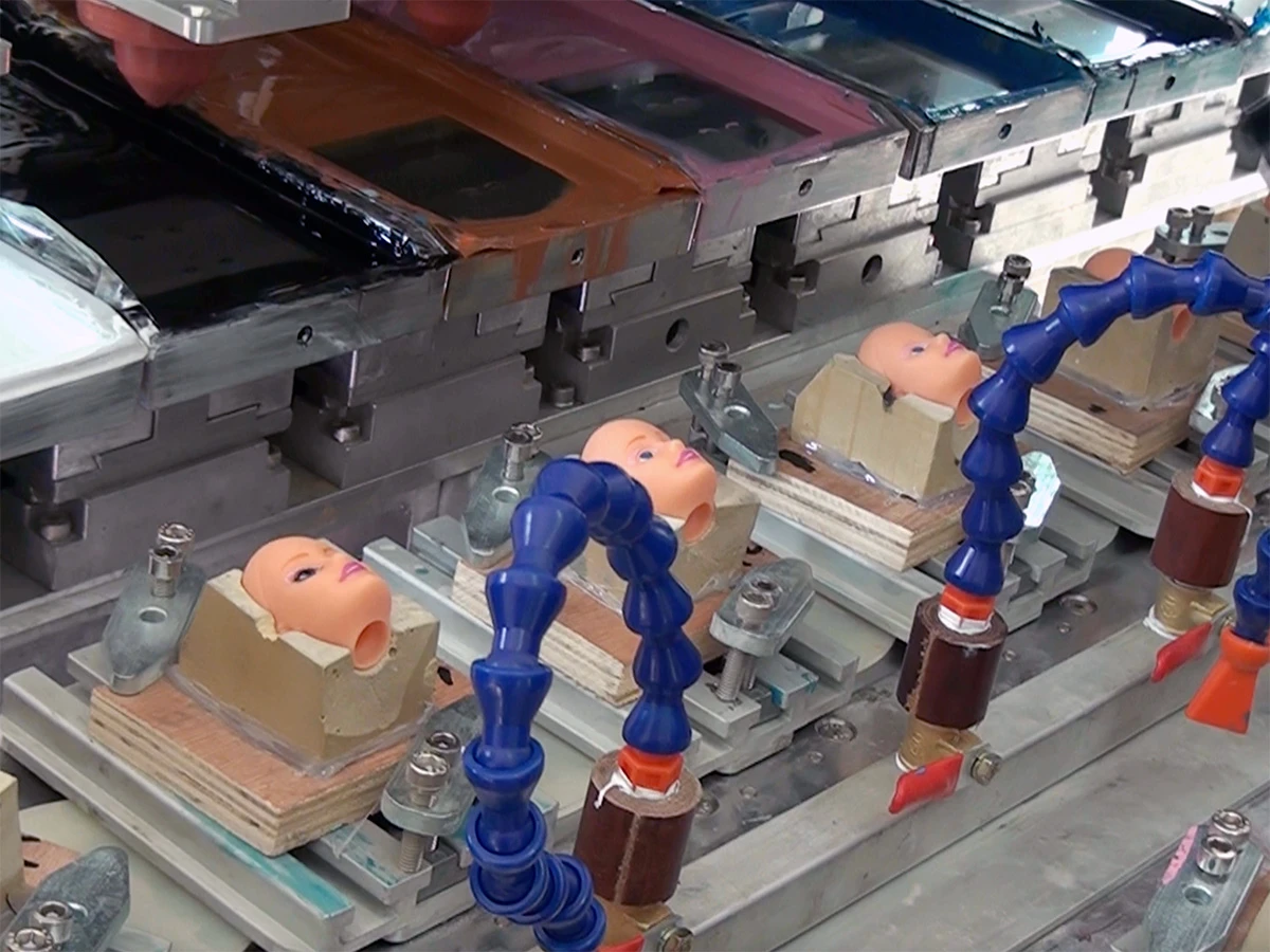 Mass production pad printing for coloring: each printing head corresponds to a different part and color, enabling rapid completion of production.